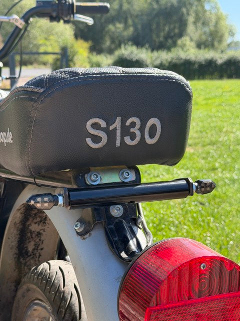 Blinkerhalter hinten – 304 Edelstahl, schwarz beschichtet, M8-Gewinde | Simson S50 / S51 / S70