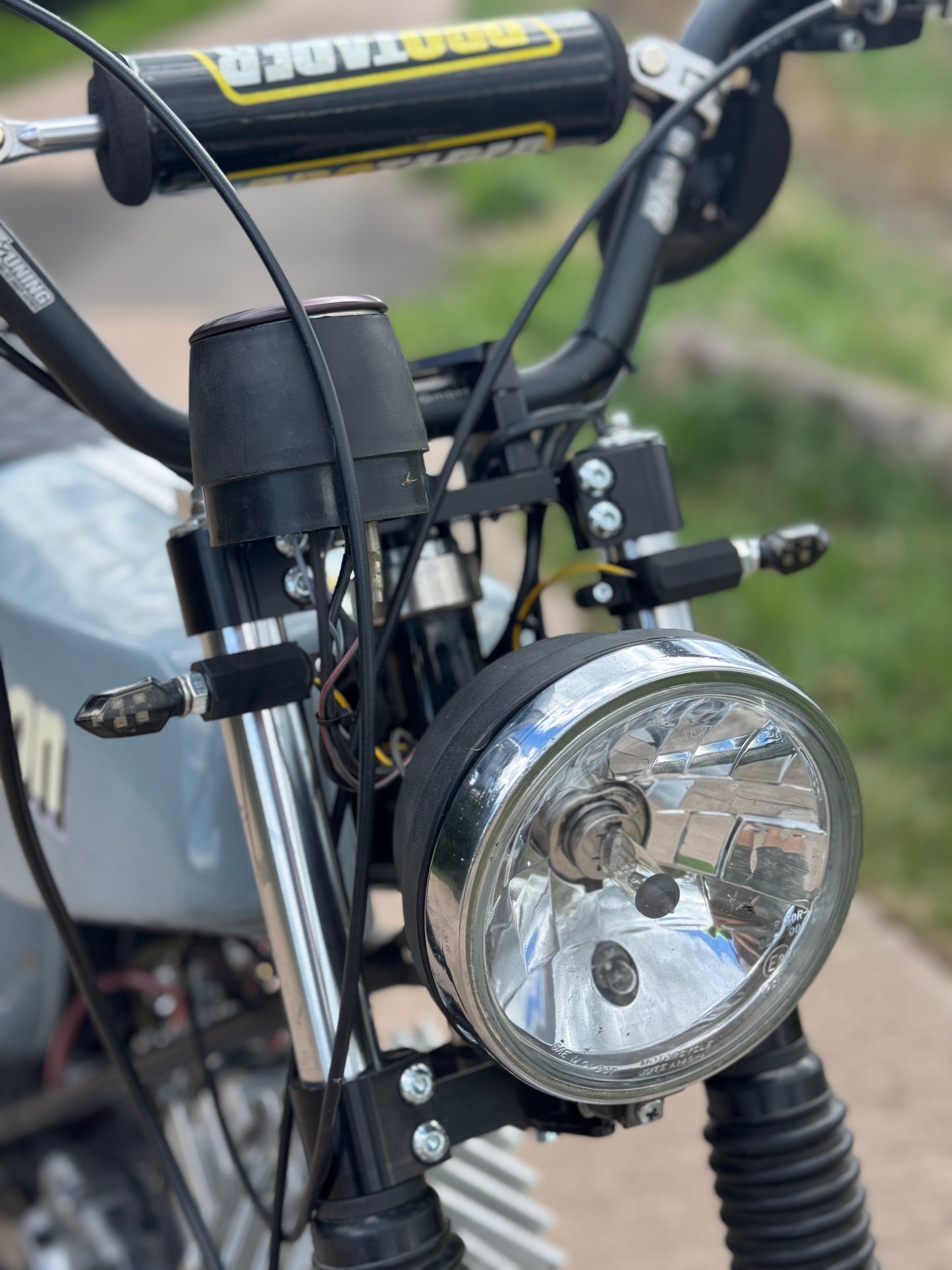 Hochwertiges 12 V Blinkerhalter SET  inkl. LED-Blinker – Komplett-Set für deine Simson!
